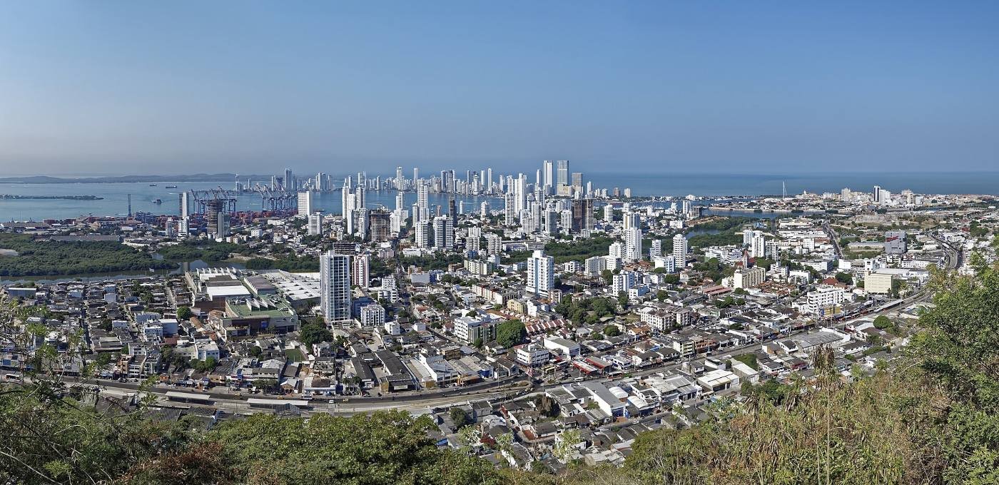 Vista aérea de Cartagena de Indias y el mar Caribe