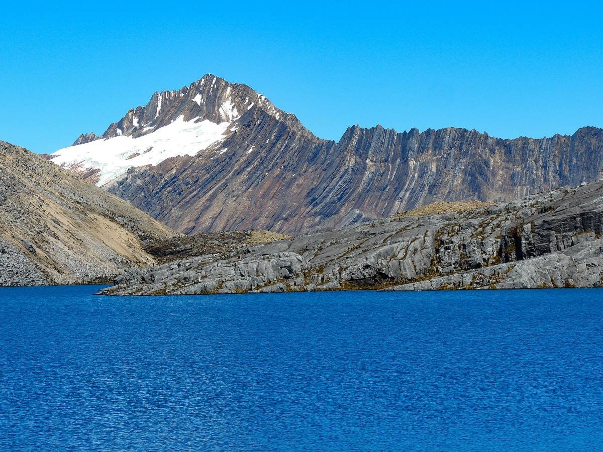 Laguna de la Plaza y glaciar en la Sierra Nevada del Cocuy