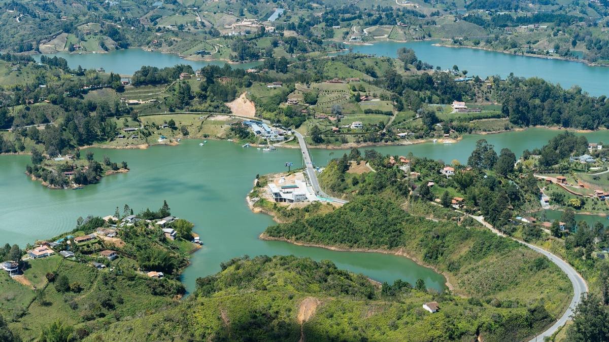 Embalse de Guatapé visto desde arriba con sus islas verdes