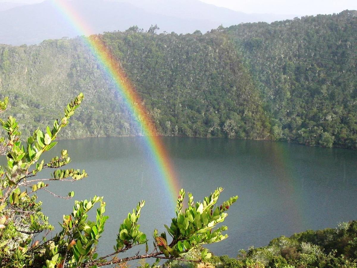 Laguna de Guatavita con un arcoíris sobre el agua
